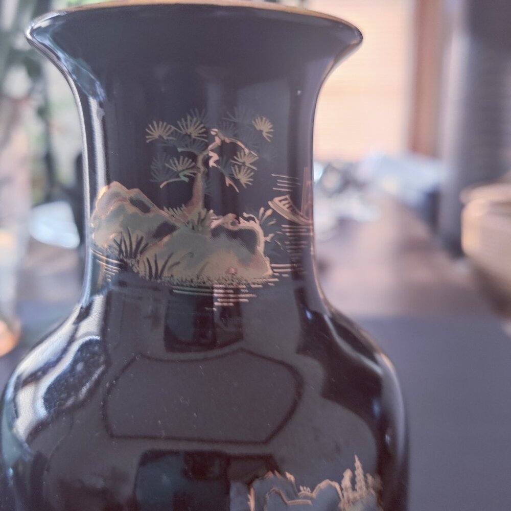 Black Glossy Imari Vase with Unique Designs, House, Mountains, Snow & Boats - Picture 4 of 6
